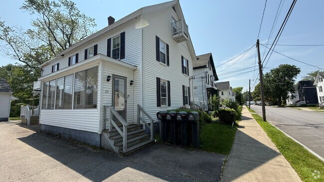 Building Photo - Lovely, 2 Story Apartment Triplex within W... Unit 21 B Maple Street