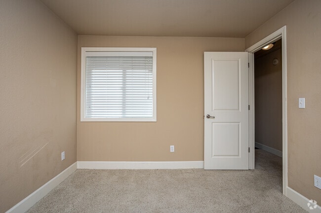 2BR, 2BA - 950SF