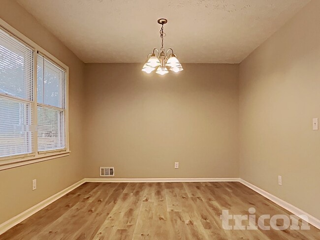 Photo - 546 Candlewick Ln NW