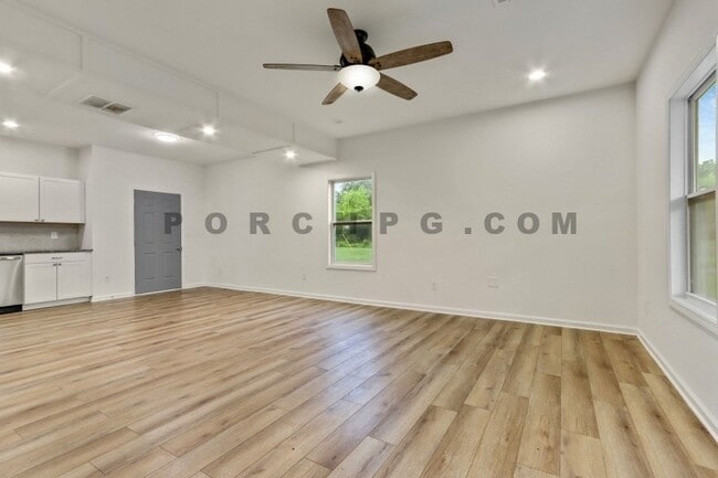 Photo - 105 W Callahan St