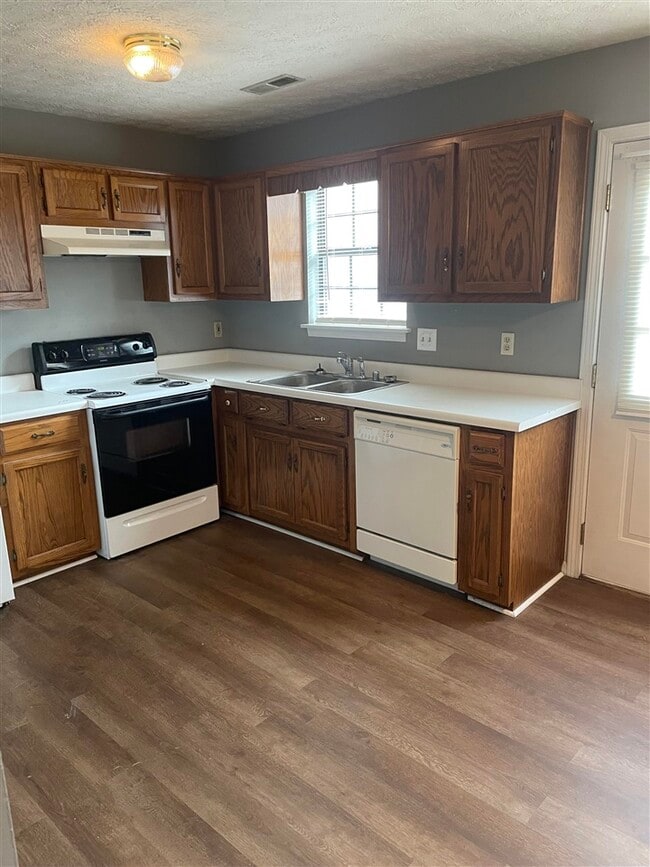 Photo - 1744 Cave Mill Rd