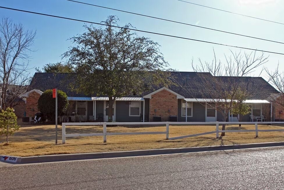 Photo - 610 W 8th St