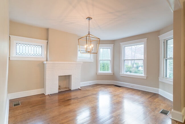 Photo - 221 E Burke St