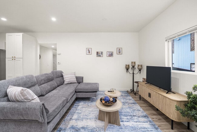 Building Photo - 815 SW Cloverdale St Unit ID1391351P