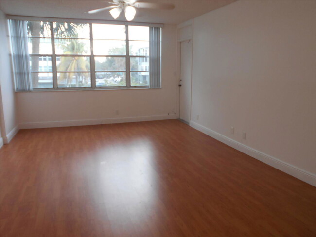 Photo - 2761 Taft St Unidad 207 Rental