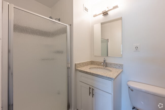 2BR, 2BA - 1088SF - Bathroom