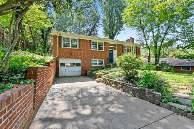 Photo - 3035 Hazelton St