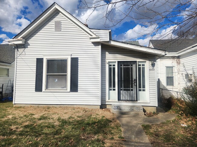 Spacious 3 bedroom 1 bath home with garage! - Spacious 3 bedroom 1 bath home with garage!