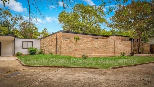 Photo - 211 Beechwood Ln