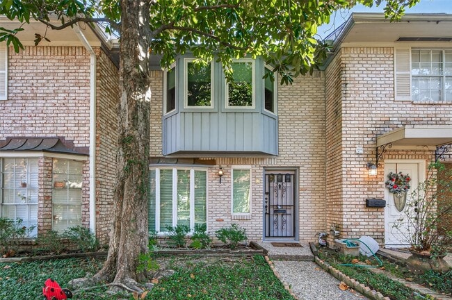 Building Photo - 5530 Holly St Unit F