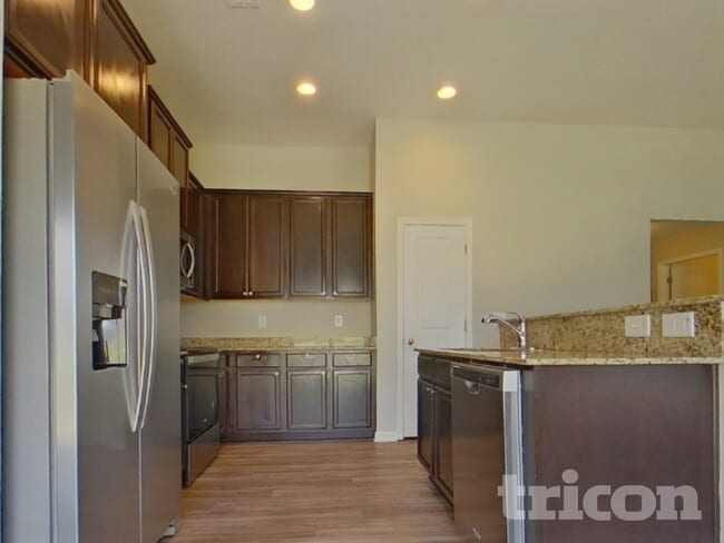 Photo - 415 Finch Ln