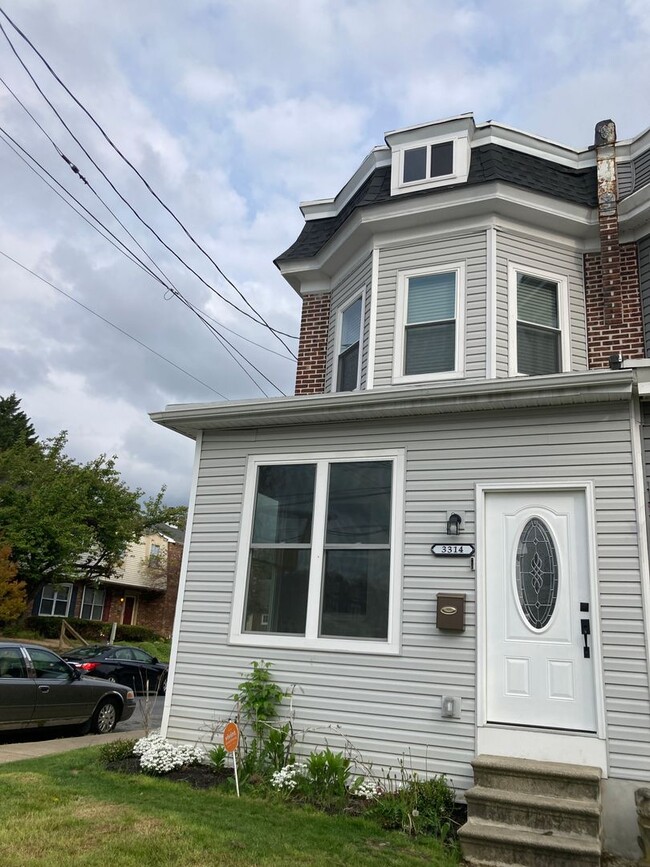 Building Photo - Fully renovated 3 bedroom, 2.5 bathroom en... Rental