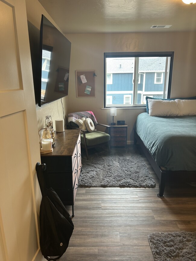 Building Photo - 304 Ponderosa Ct Unit A