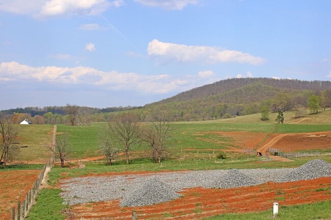 Photo - Beautiful Country Home With Picturesque Views