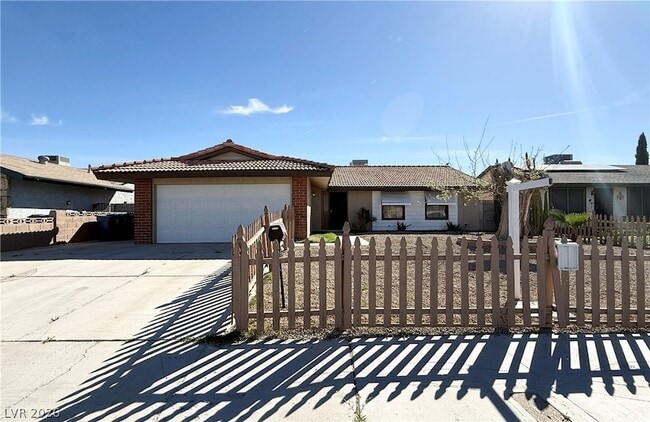 Photo - 325 Greenfield Ln