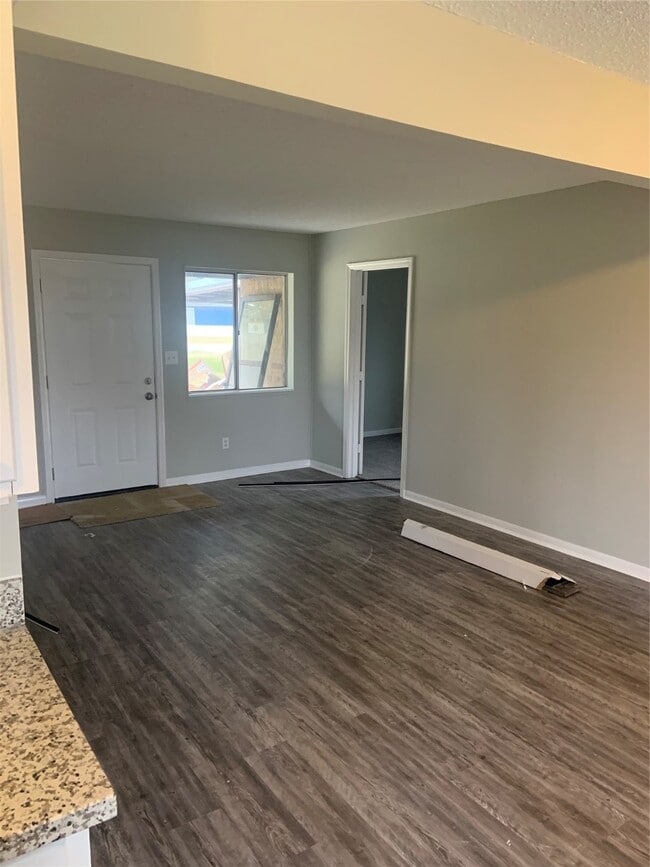 Photo - 308 Circle Dr