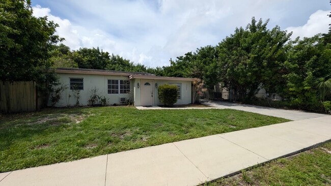 Building Photo - 1448 NE 27th Ct