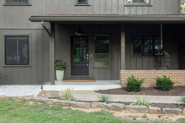 Photo - 884 Shrewsbury Ln