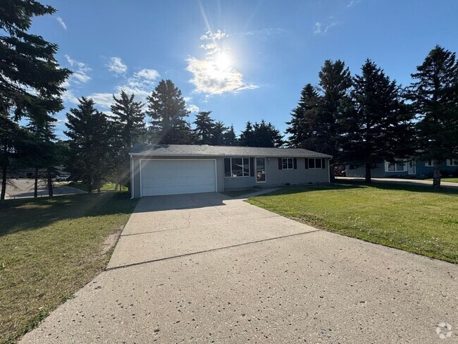 Building Photo - 3 Bedroom Home