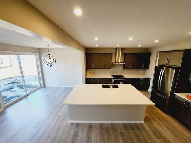 Photo - 15836-15830 30 Ave SW