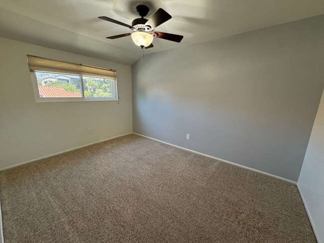 Photo - 27572 Rondell St