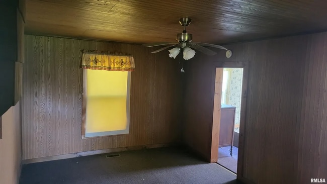 Photo - RICHVIEW, IL - Wood Sided Bungalow with garden shed, new roof and minutes to I-64 - $699 MONTH /...
