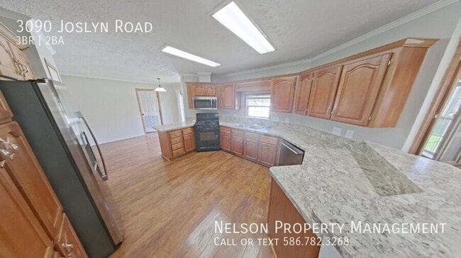 Photo - 3090 Joslyn Rd