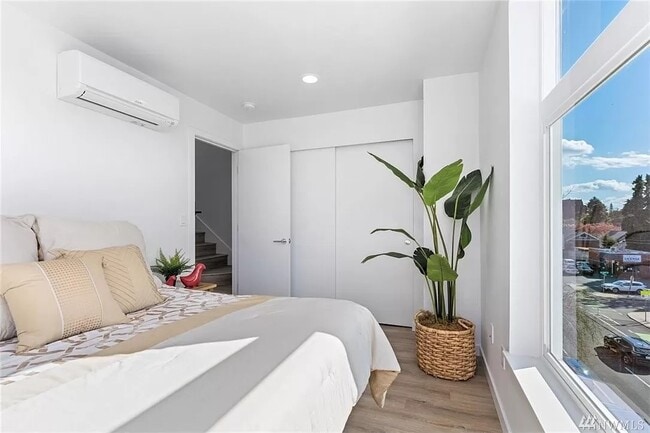 Photo - 5712 Roosevelt Way NE