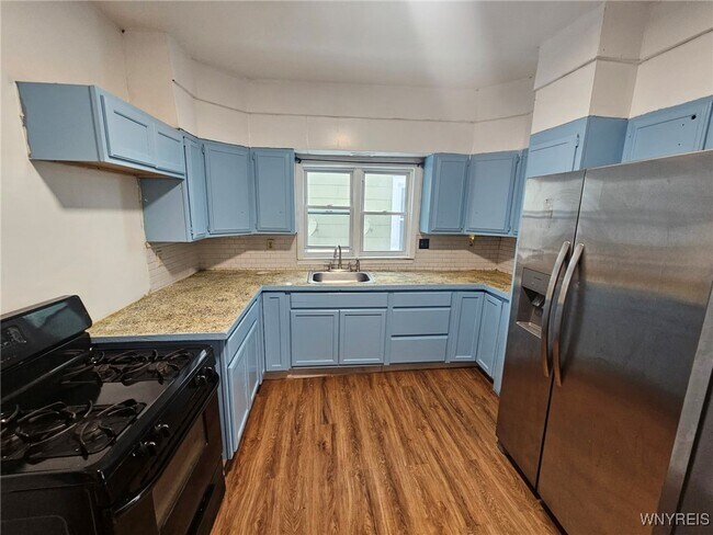 Photo - 60 Pomona Pl