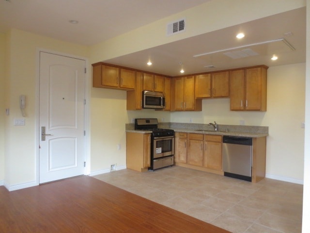 Building Photo - 14826 Vanowen St Unit 201
