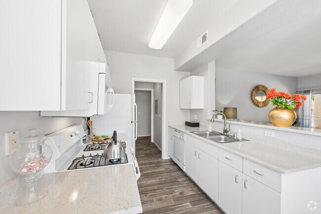 Costa - 1,026SF - Kitchen - The Logan at Charleston