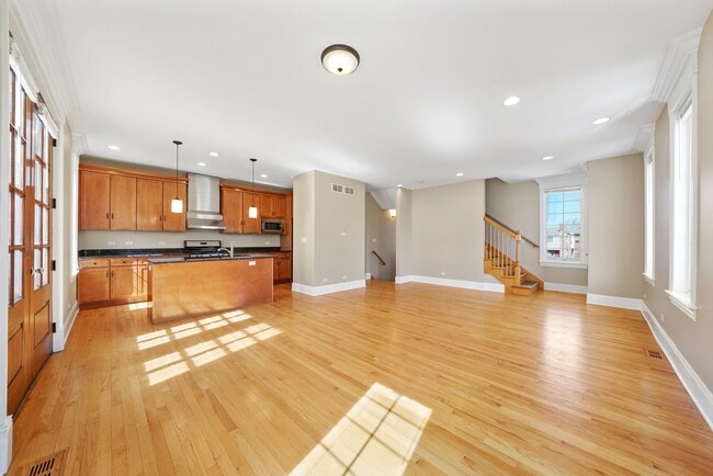 Building Photo - 825 La Grange Rd-C