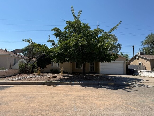 3 Br, 2 Bath, comes with kitchen appliance... - 3 Br, 2 Bath, comes with kitchen appliance... House