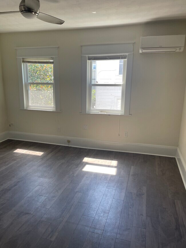 Spacious bedroom - 412 Walnut Ave SE Unit A