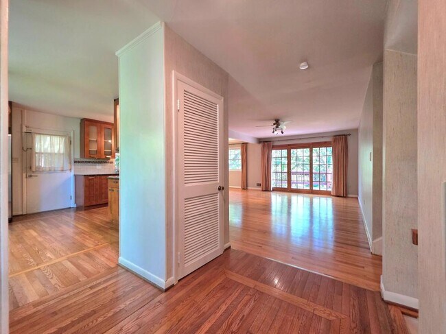 Photo - 2215 Collingwood Rd