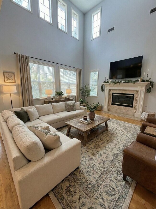 Photo - Stunning Estate in Exclusive Community Rose Gate in Northwood Pointe
