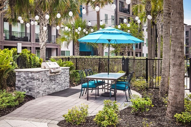 AVLI AT CROSSTOWN CENTER APARTMENTS