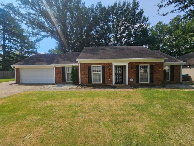 Building Photo - Spacious 3BR/2BA Memphis Rental with 2-Car Garage, High Ceilings & Screened Porch