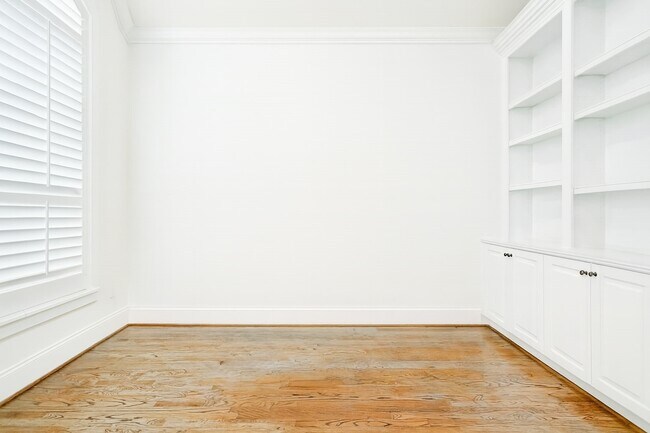 Photo - 1418 Du Barry Ln