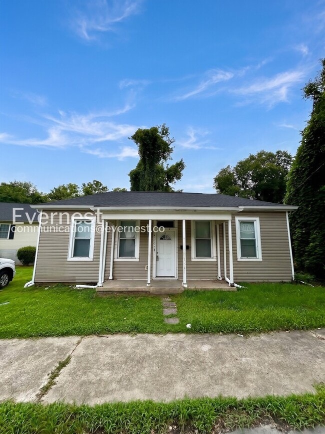 Building Photo - 3 Bed, 1 Bath Home with Driveway and Hardwood Floors | Housing Vouchers Accepted | Available Now!