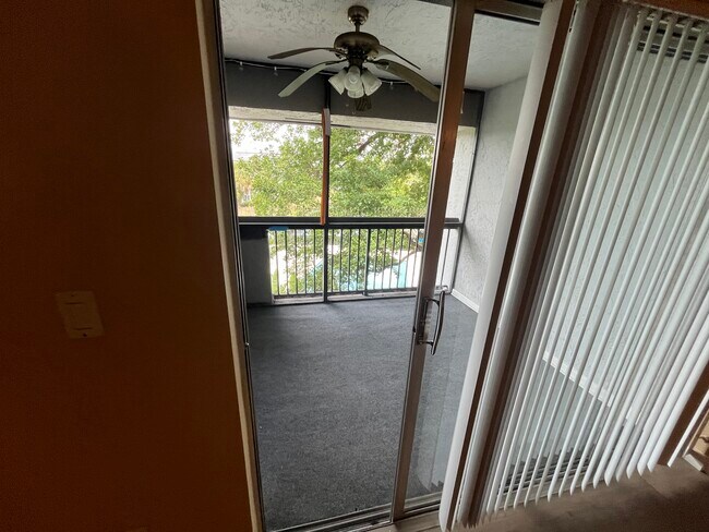 Photo - 711 N Pine Island Rd Unidad 417