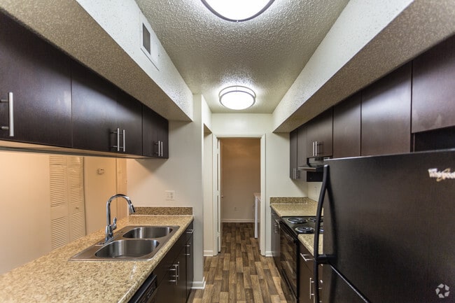 2BR, 2BA - 1145 SF - Kitchen