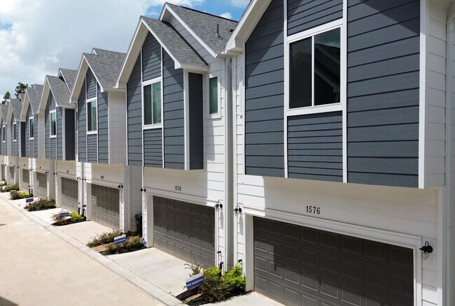 Building Photo - 1570 W Tidwell Rd Rental