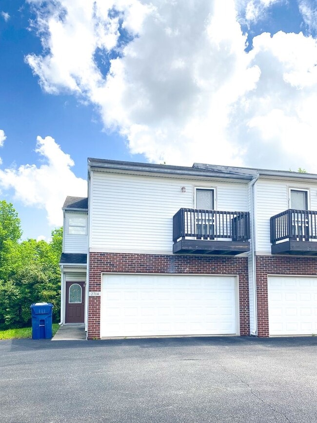 Building Photo - 3 Bedroom Townhome - Short Term Lease Available!