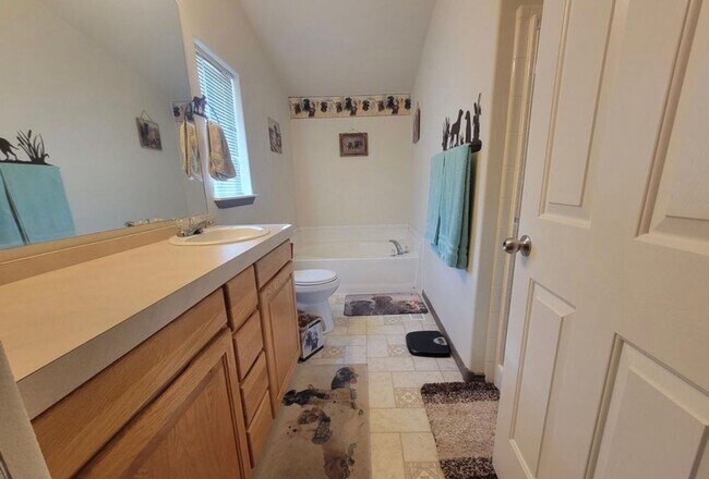 Photo - Beautiful 3 Bedroom Home with Large 5 Acre Property