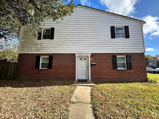 Building Photo - Introducing a charming townhouse in the he...