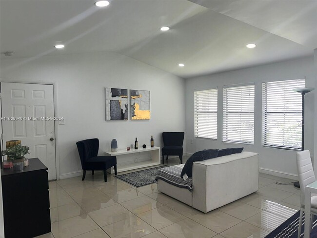Building Photo - 15560 SW 104th Ter Unit 6112