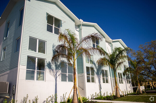 Building Photo - 3820 Pompano Dr SE Rental