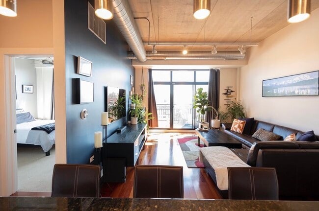 Building Photo - 3245 N Ashland Ave Unit 3245 N Ashland Ave