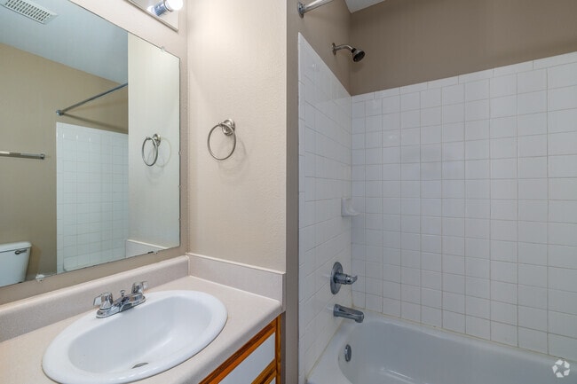 2BR, 2BA - 925SF - Primary Bathroom